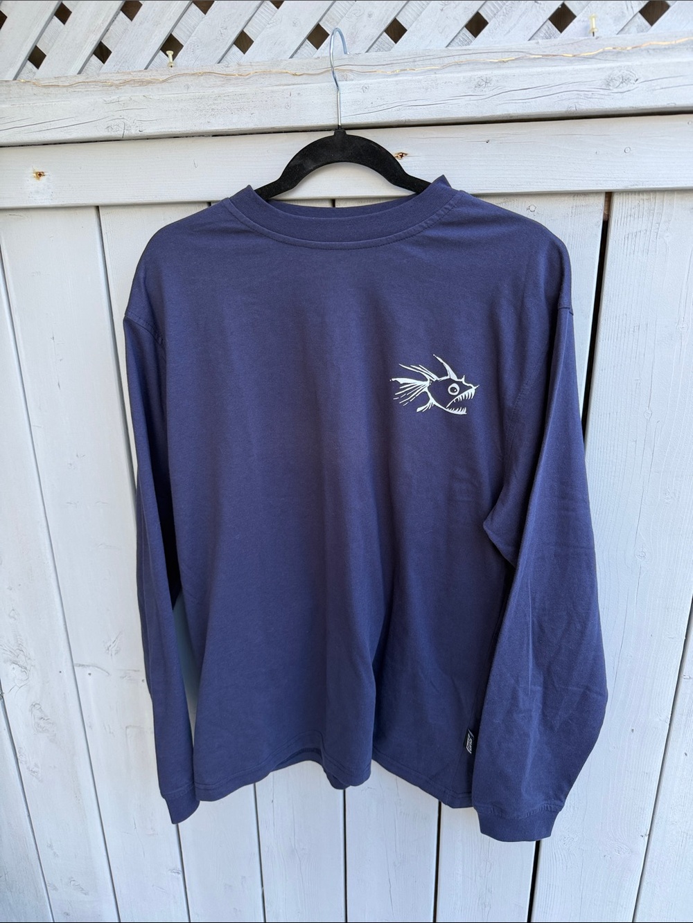 Vintage Hot Tuna Men's Navy Long-Sleeve Graphic T-shirt. Y2K Surfing